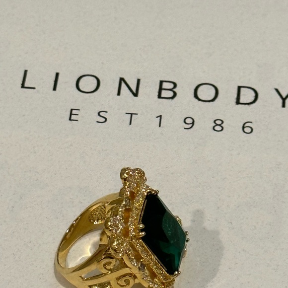 Emerald Regalia Ring - Picture 7 of 7